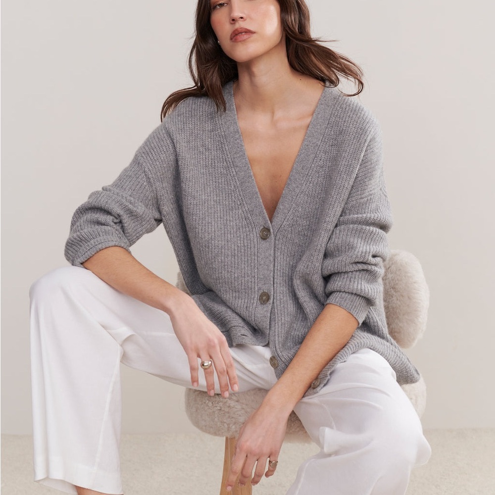 JENNI KAYNE
100% Cashmere Gray Cardigan Size Medium
